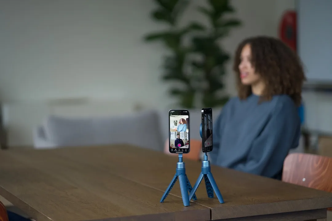 A detailed bar chart from AXZ Lead comparing the average cost per lead across different marketing channels for 2025.