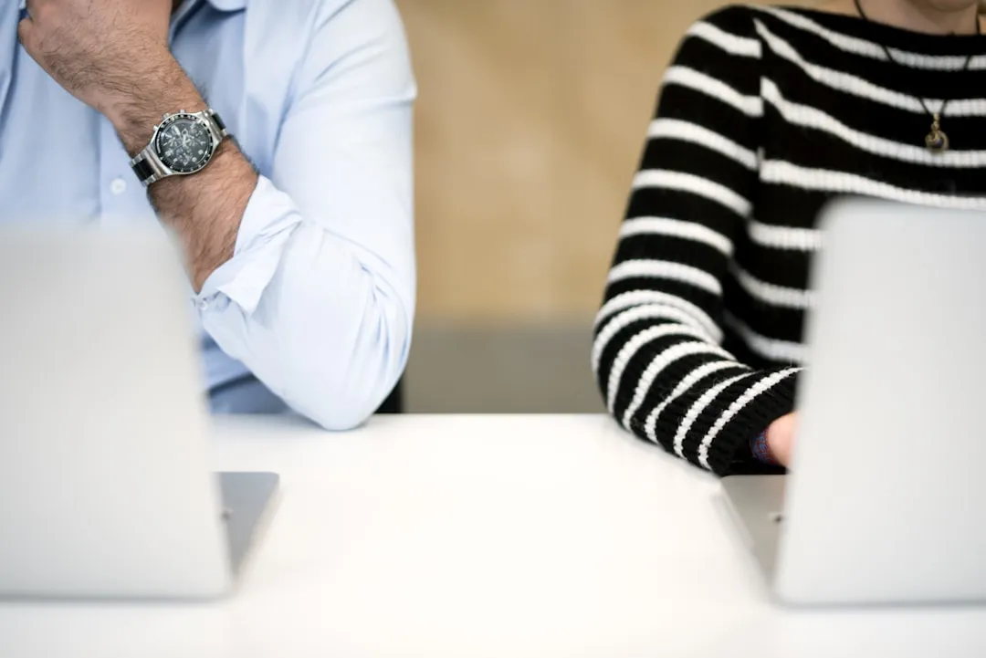 Table comparing Pay-Per-Lead, Retainer, and Commission-based lead generation pricing models with their features, advantages, and disadvantages, by AXZ Lead.